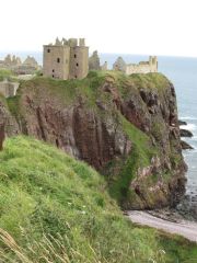 Cliffs on three sides, narrow path entry on fourth.
